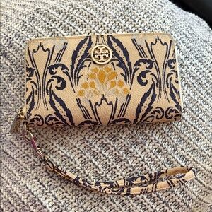 Tory Burch Beige and Navy Patterned Wristlet